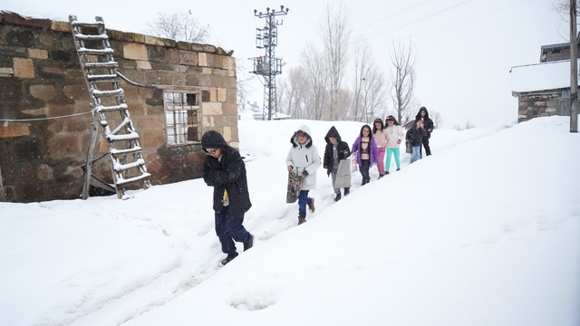 Muş'ta kar üstünde bayram sevinci