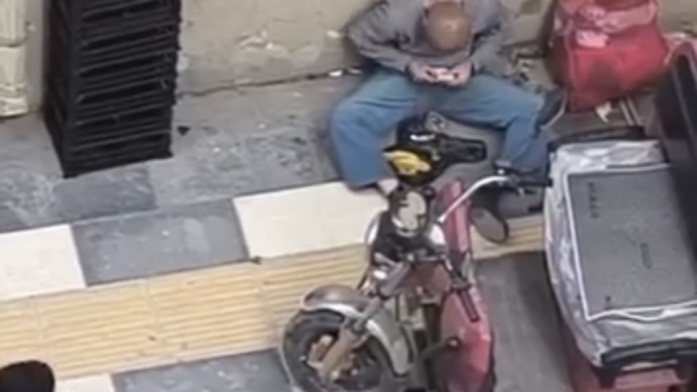 Mardin'de dilencinin para saydığı anlar kamerada