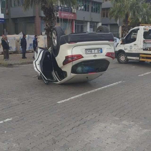 Marmaris'te otomobil takla attı: 2 kişi hafif yaralandı