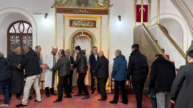 Vali Akbıyık bayram namazını Menteşe'de kıldı