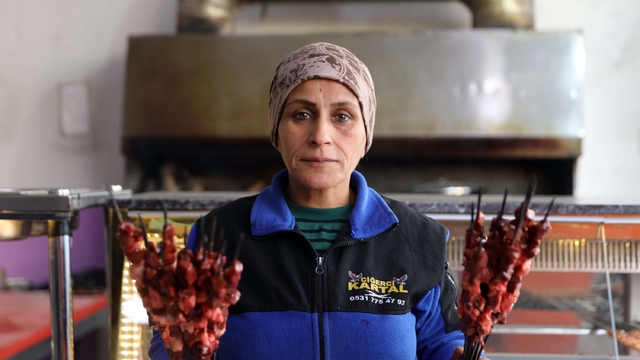 Ev kadınıydı bölgenin 'kebapçı ablası' oldu