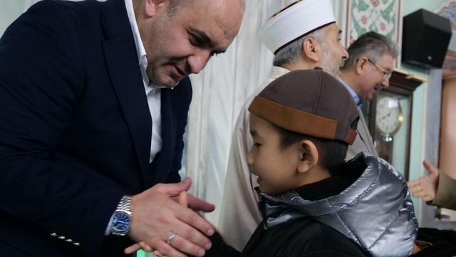 AK Parti İl Başkanı Gürhan Albayrak, Reşadiye Camii'nde vatandaşlarla bayramlaştı
Bayram namazı sonrası hemşehrileriyle kucaklaşan Albayrak: "Bir arada olduğumuz nice bayramlara"