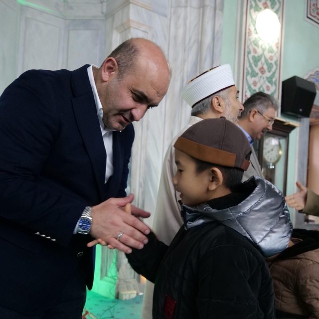 AK Parti İl Başkanı Gürhan Albayrak, Reşadiye Camii'nde vatandaşlarla bayra...