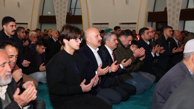 Adıyaman'da bayram namazı sonrası protokol vatandaşlarla bayramlaştı