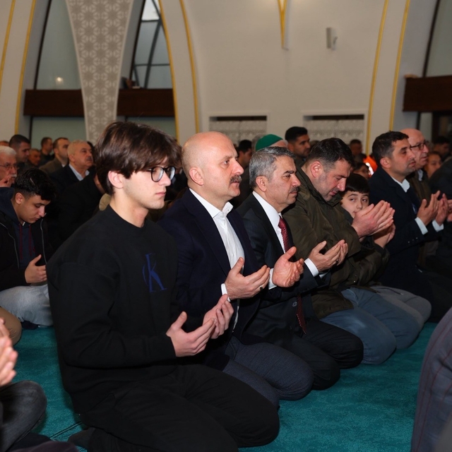 Adıyaman'da bayram namazı sonrası protokol vatandaşlarla bayramlaştı