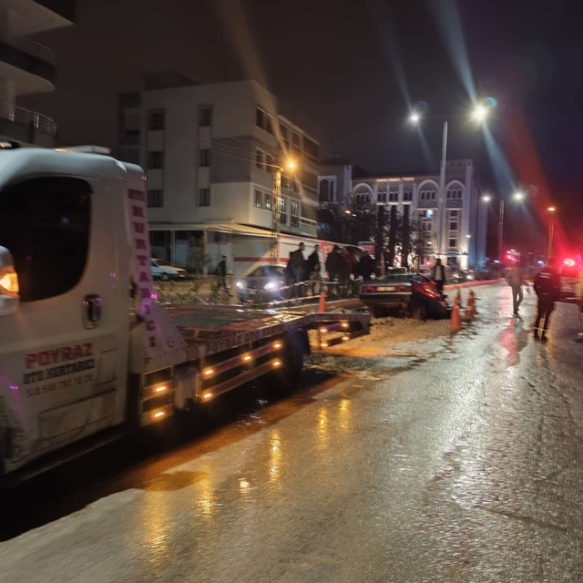 Otomobil alt yapı çukuruna düştü: 1 yaralı