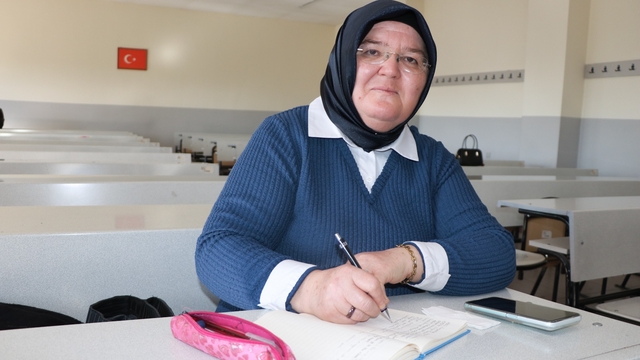 'Kız çocuğu okuyacak da ne olacak' dediler; ilkokul mezuniyetinden 41 yıl sonra üniversiteye başladı