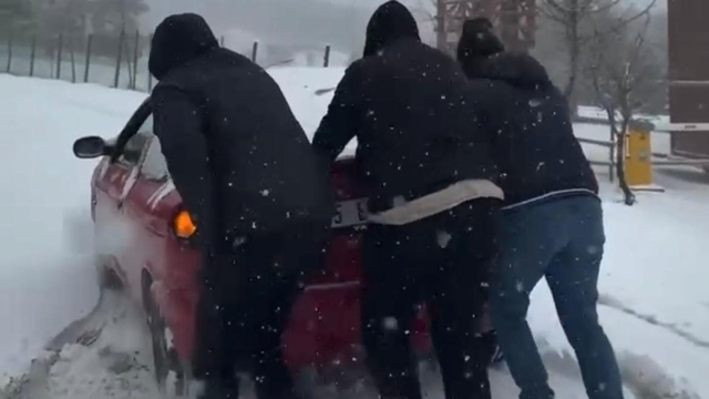 İzmir'in yüksek kesimlerine bayramda kar yağdı