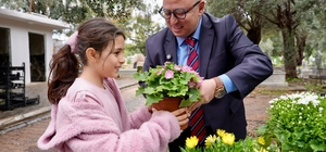 Erdemli'de kabir ziyaretine gelenlere çiçek dağıtıldı