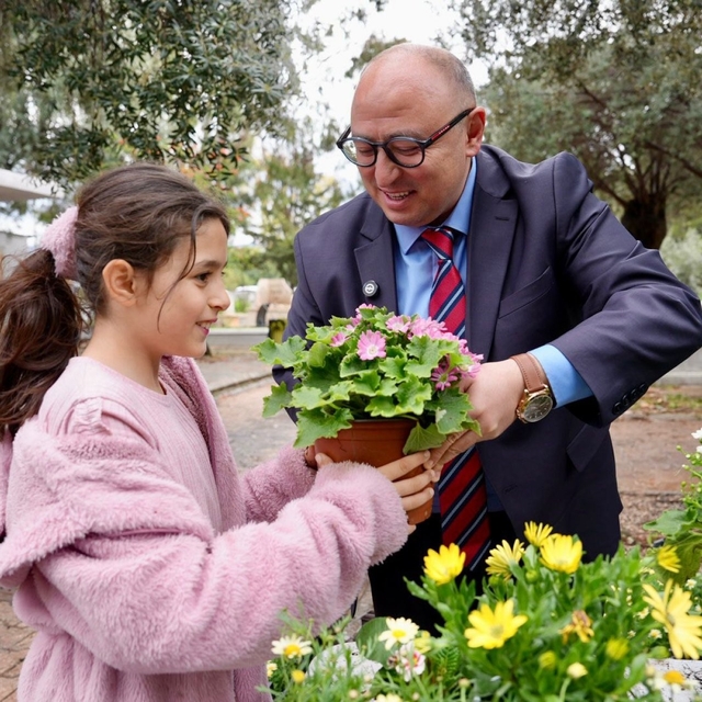 Erdemli'de kabir ziyaretine gelenlere çiçek dağıtıldı