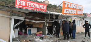 Hatay'da prefabrik iş yerlerine çarpan otomobilin sürücüsü yaralandı