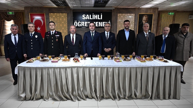 Salihli'de protokol ve vatandaşlar bayramlaştı