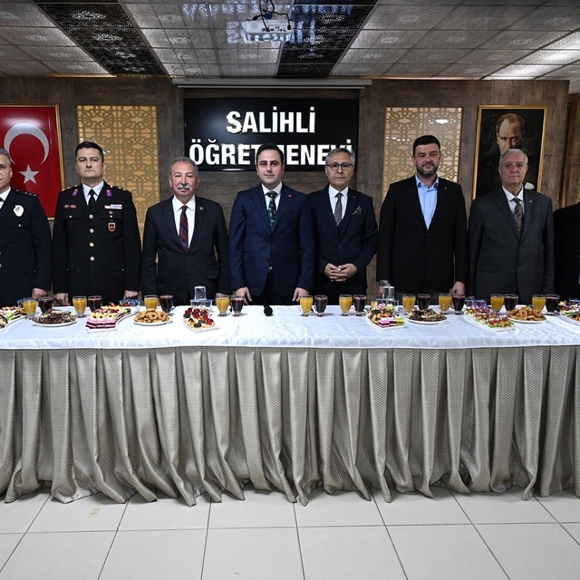 Salihli'de protokol ve vatandaşlar bayramlaştı