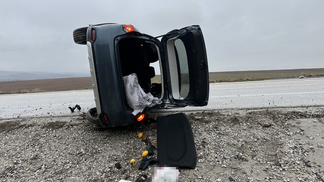 Çorum'da devrilen otomobildeki 5 kişi yaralandı