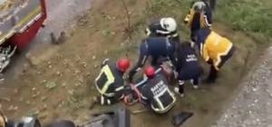 Otomobil, kayganlaşan yolda istinat duvarını aşarak düştü; 1 yaralı