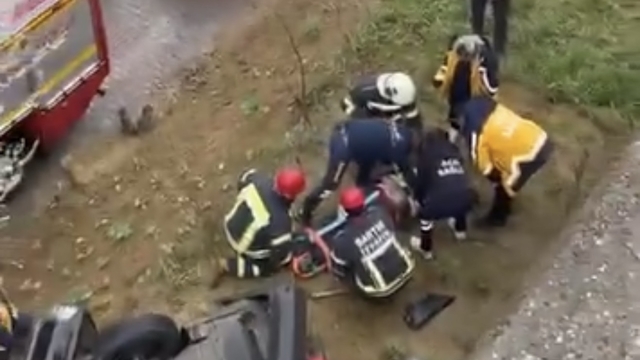 Otomobil, kayganlaşan yolda istinat duvarını aşarak düştü; 1 yaralı