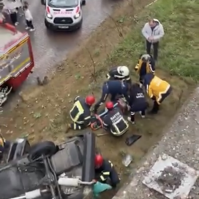 Otomobil, kayganlaşan yolda istinat duvarını aşarak düştü; 1 yaralı