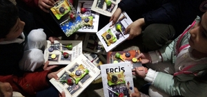 Çocuklara verdiği kitaplarının üzerine şeker ve çikolata yapıştırdı
