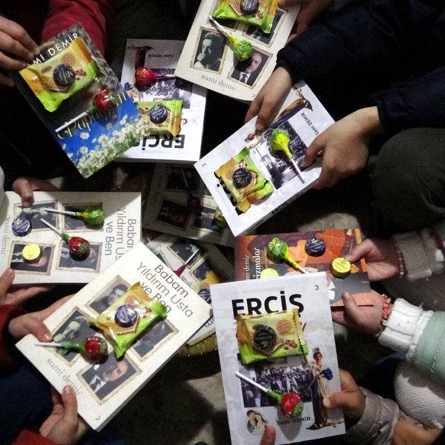 Çocuklara verdiği kitaplarının üzerine şeker ve çikolata yapıştırdı