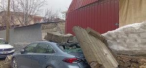 Erciş'te istinat duvarının yıkılması sonucu park halindeki otomobilde hasar oluştu