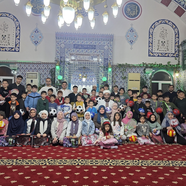 Camiye gelen çocuklar çifte bayram yaptı