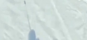 Araklı'nın karlı tepelerinde mahalle arasında snowboard keyfi