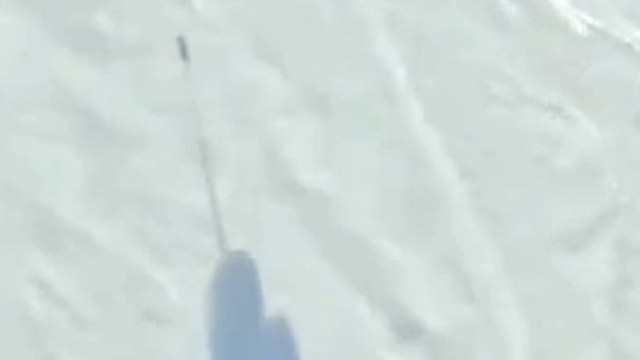 Araklı'nın karlı tepelerinde mahalle arasında snowboard keyfi