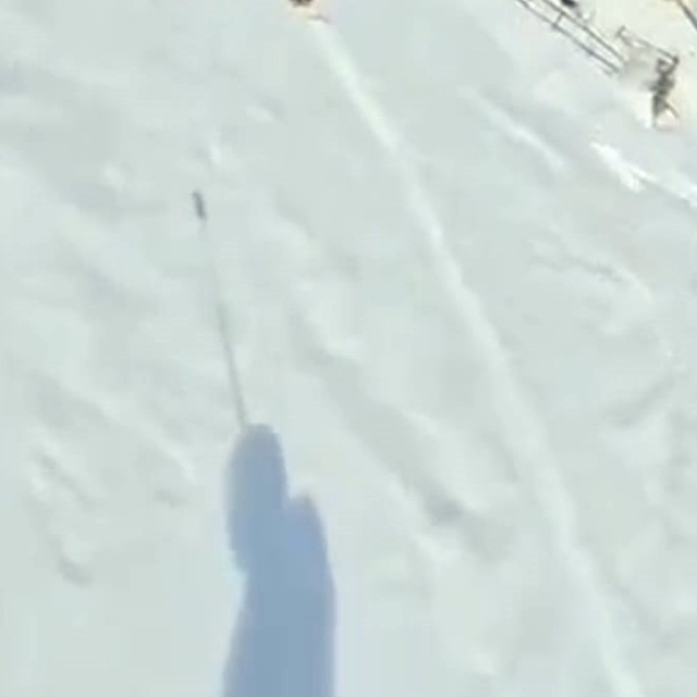 Araklı'nın karlı tepelerinde mahalle arasında snowboard keyfi