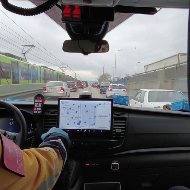 Bursa'da hayat koridoru açıldı Sürücülerden alkışlanacak hareket