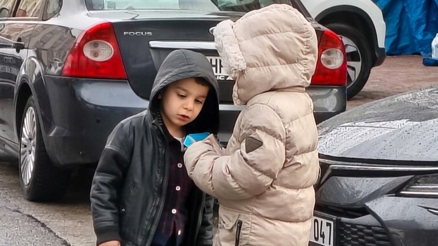 Bayram namazında çocuklara harçlık sürprizi
Başkan Özdemir geleneği bozmadı