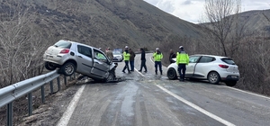 Erzincan-Kemah yolunda iki araç kafa kafaya çarpıştı: 4 yaralı