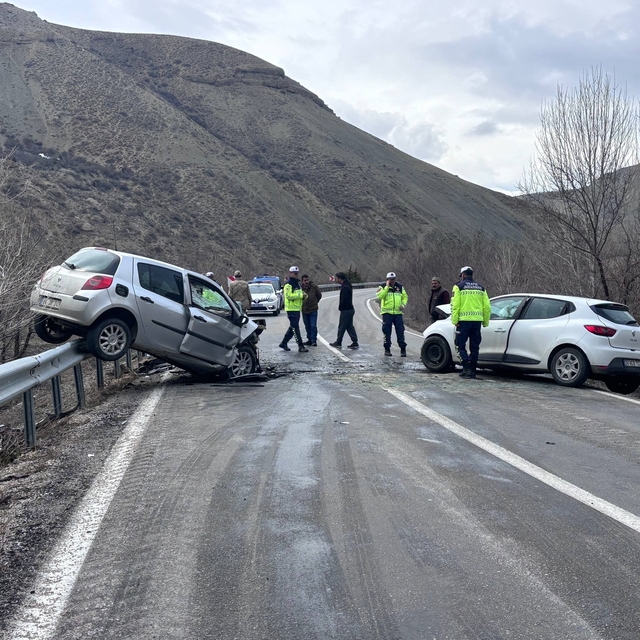 Erzincan-Kemah yolunda iki araç kafa kafaya çarpıştı: 4 yaralı