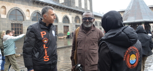 Diyarbakır'da turizm polisi, bayramda kente gelen turistlere 7 dilde hizmet veriyor