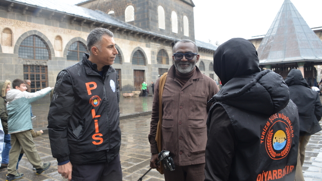 Diyarbakır'da turizm polisi, bayramda kente gelen turistlere 7 dilde hizmet veriyor