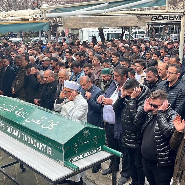 3 aracın karıştığı kazada ölen baba ve 2 oğlu toprağa verildi