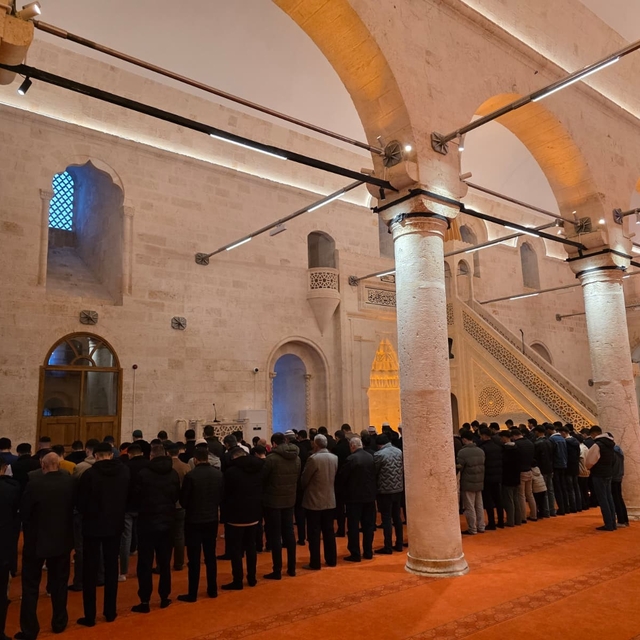 Depremde hasar gören tarihi Selahattin Eyyubi Camii yeniden ibadete açıldı