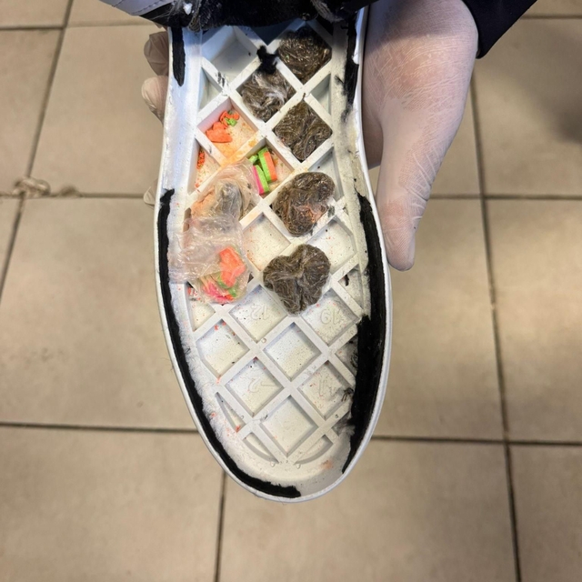 Ayakkabı tabanına zulalanmış uyuşturucu ele geçirildi