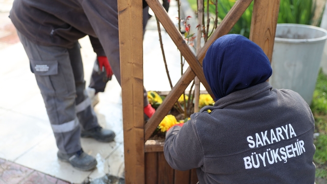 Sakarya'da caddeler, parklar ve camiler bayrama hazır hale geldi