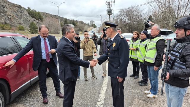 Vali Yılmaz, görev başındaki polis ve jandarma ile bayramlaştı
Eskişehir Valisi Dr. Erdinç Yılmaz:
"Vatandaşlarımıza, 'Bayram sensiz olmaz' diyoruz"