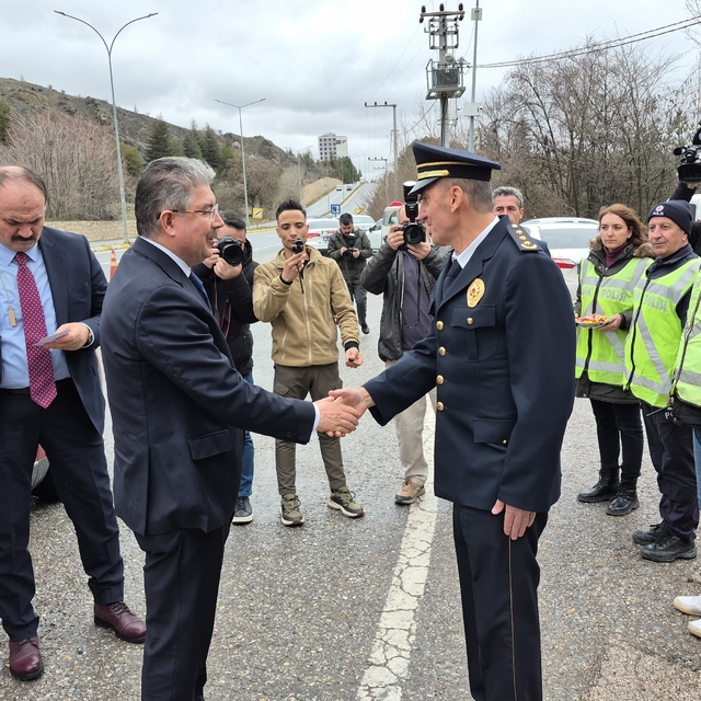 Vali Yılmaz, görev başındaki polis ve jandarma ile bayramlaştı
Eskişehir Va...