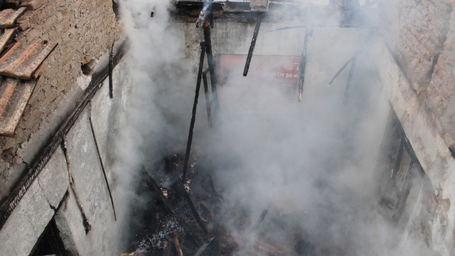 Alevler evi sardı, mahallede panik yaşandı