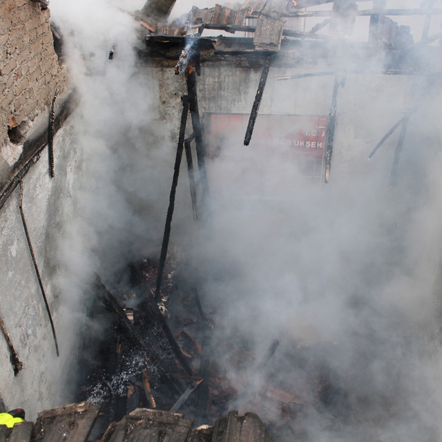 Alevler evi sardı, mahallede panik yaşandı