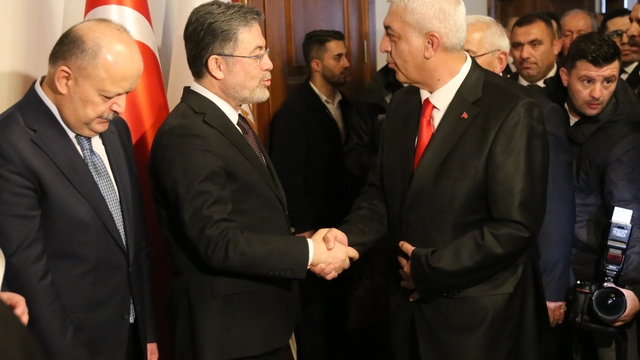 Bakan Yumaklı memleketi Kastamonu'da vatandaşlarla bayramlaştı
Tarım ve Orman Bakanı Yumaklı:
"Ülkemizin savaşta minimumda etkilenmesi için gecemizi gündüzümüze katıyoruz"