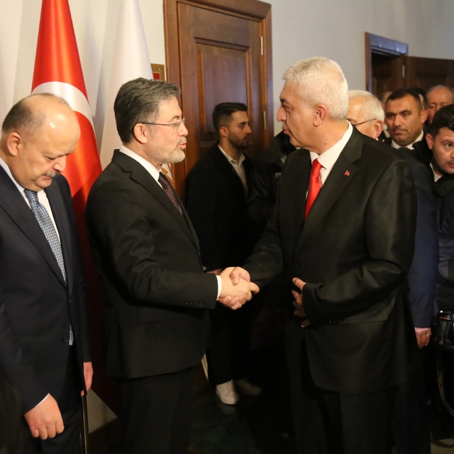 Bakan Yumaklı memleketi Kastamonu'da vatandaşlarla bayramlaştı
Tarım ve Orm...