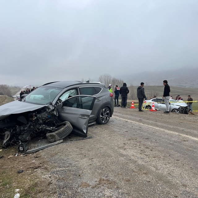 Yozgat'ta iki otomobilin çarpışması sonucu 1 kişi öldü, 5 kişi yaralandı
