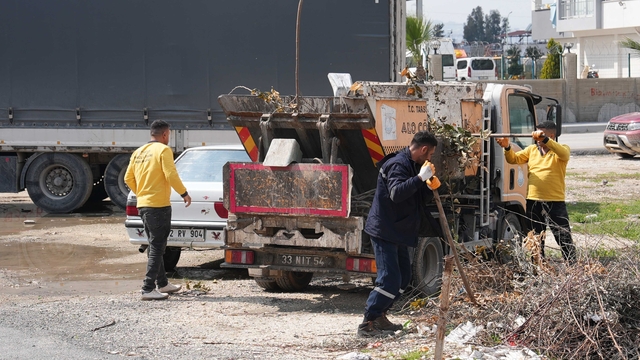 Tarsus'ta bayram öncesinden başlatılan temizlik ve ilaçlama çalışmaları sürüyor