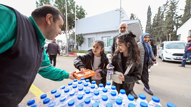 Mersin'de bayramda mezarlıklarda vatandaşlar yalnız bırakılmıyor