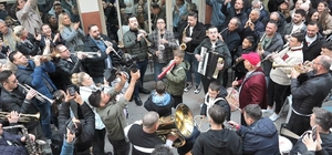 İzmir'de 'Arife Çalgısı' geleneği ile bayram coşkusu