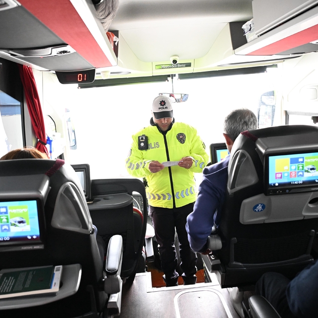 İzmir'de polis ekiplerinden bayram mesaisi
