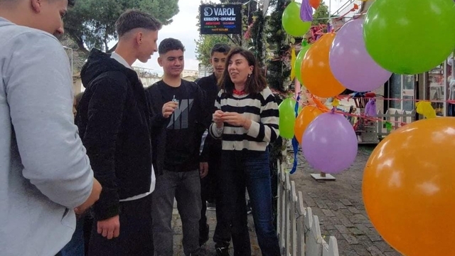 Kardeşköy'de çocuklar çift bayram yaptı
Köyün kırtasiyeci ablası, çocukları unutmayacakları bir bayram yaşattı